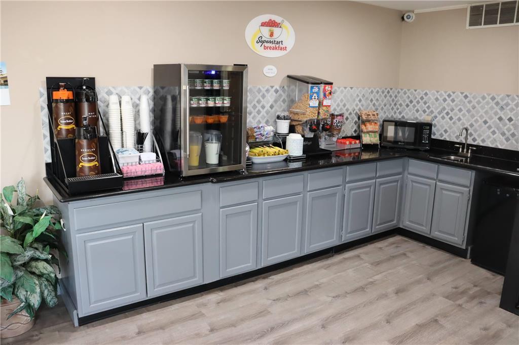 Super 8 By Wyndham Cabot Hotel Restaurant photo